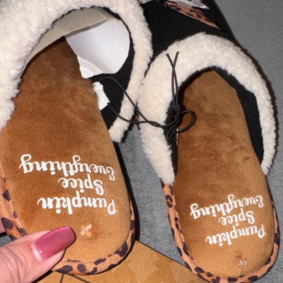 Dakota Fleece- NWT Women’s Leopard Trim Pumpkin Spice Gnome Slippers Size 9/10 - Picture 6 of 11